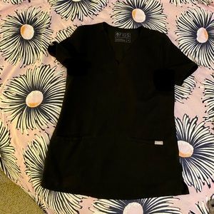 FIGS 2 pocket scrub top